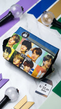 Cartuchera de BTS azul con los rostros de los artistas