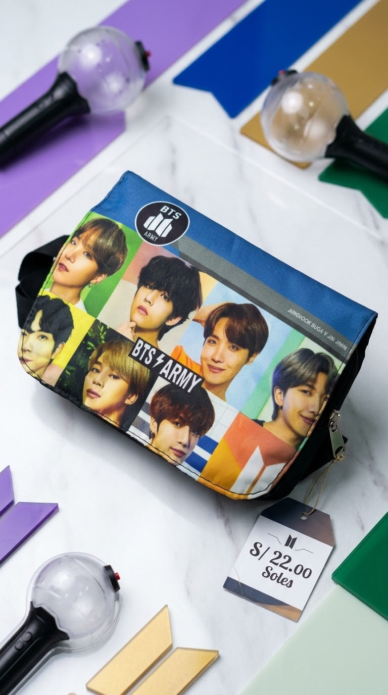 Cartuchera de BTS azul con los rostros de los artistas